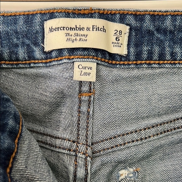 Abercrombie The Skinny High Rise Jean in size 28 Curve Love - Picture 2 of 3